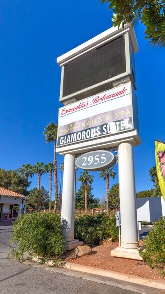 2955 E Sunset Rd, Las Vegas, NV à louer - Photo du bâtiment - Image 2 de 4