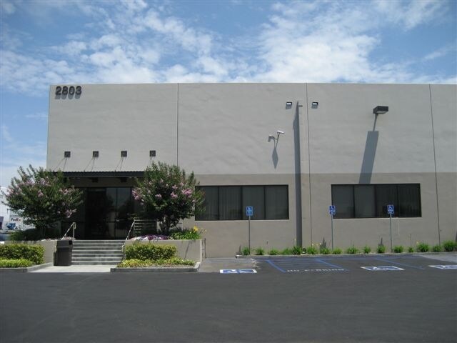 2801-2803 S Yale St, Santa Ana, CA à louer - Photo du bâtiment - Image 3 de 4