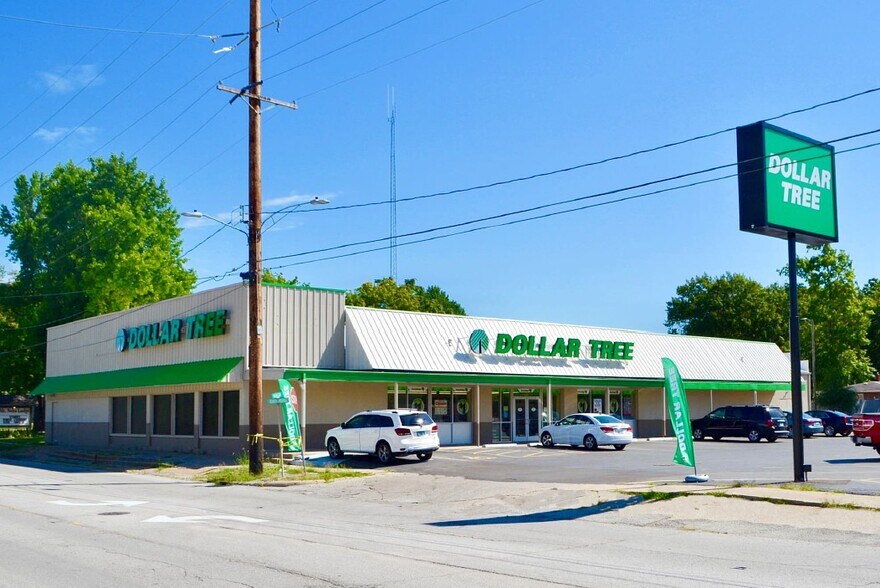 251 N Broad St, Carlinville, IL à vendre - Photo du bâtiment - Image 2 de 3