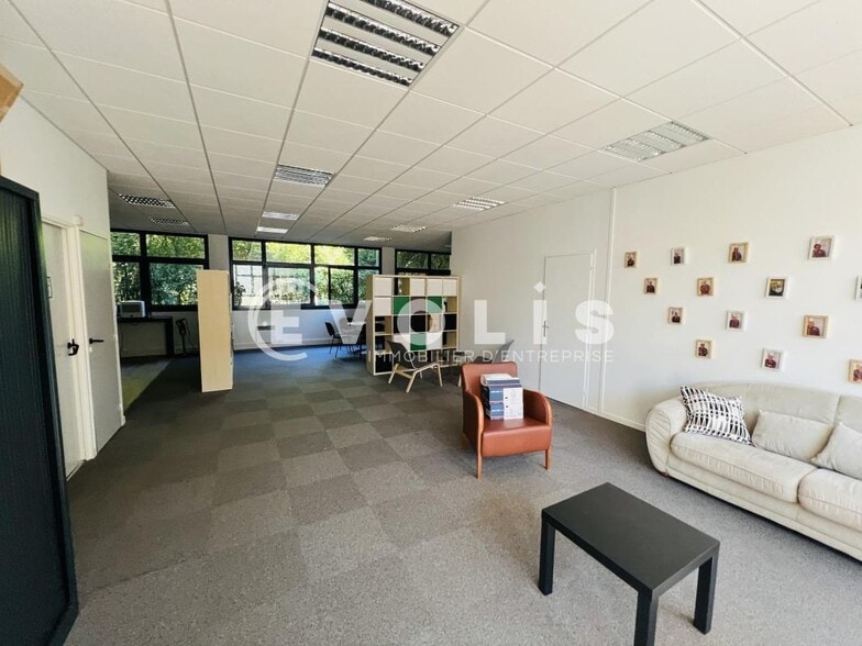 Flex in Émerainville for lease - Interior Photo - Image 1 of 4