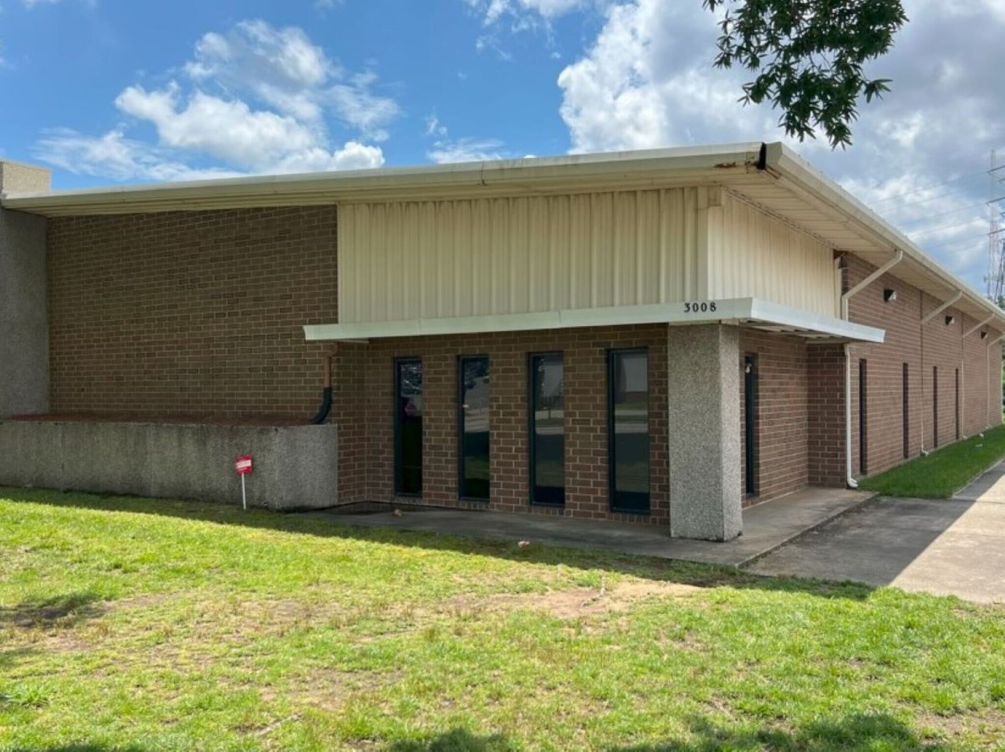 3008 Executive Dr, Greensboro, NC for lease Building Photo- Image 1 of 12