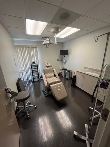 17452 Irvine Blvd, Tustin, CA for lease - Interior Photo - Image 3 of 6