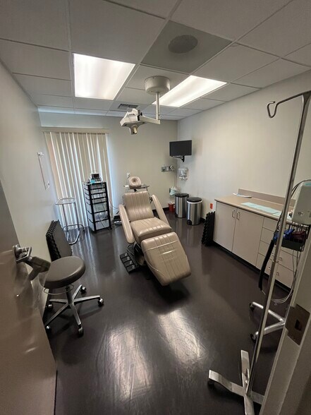 17452 Irvine Blvd, Tustin, CA à louer - Photo intérieure - Image 3 de 6