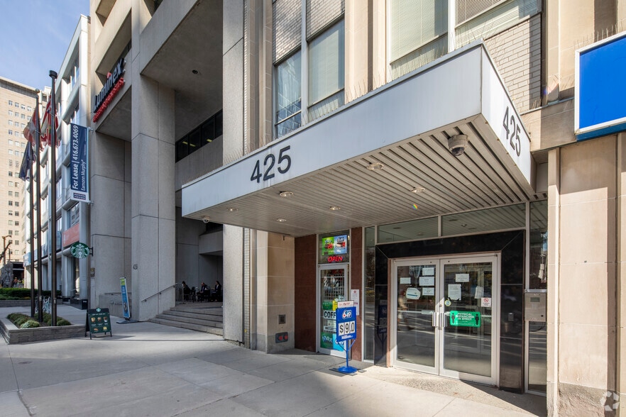 425 University Ave, Toronto, ON à louer - Photo du bâtiment - Image 3 de 3