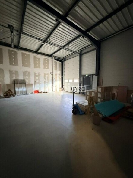Office in Cormontreuil for lease - Building Photo - Image 2 of 6