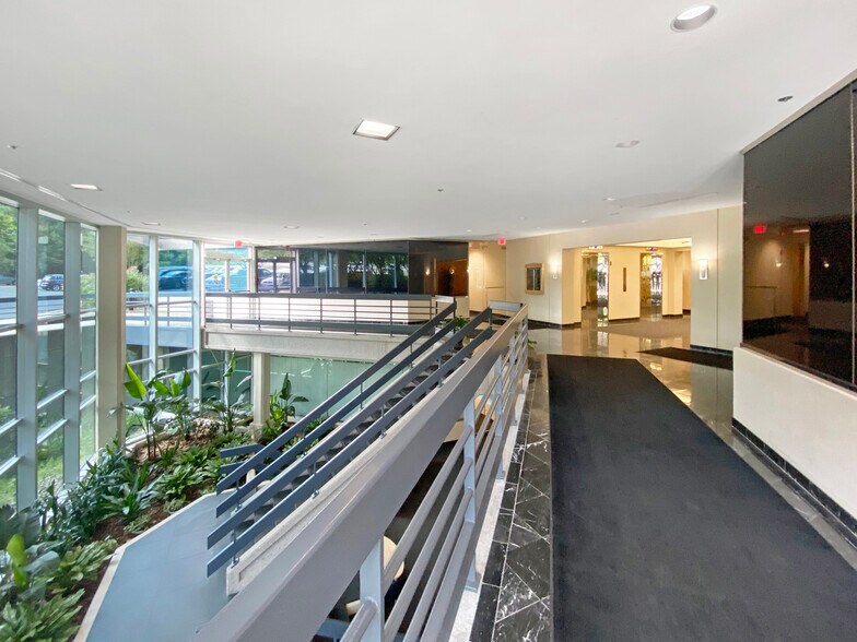 1801 Robert Fulton Dr, Reston, VA à louer - Hall d’entrée - Image 3 de 3