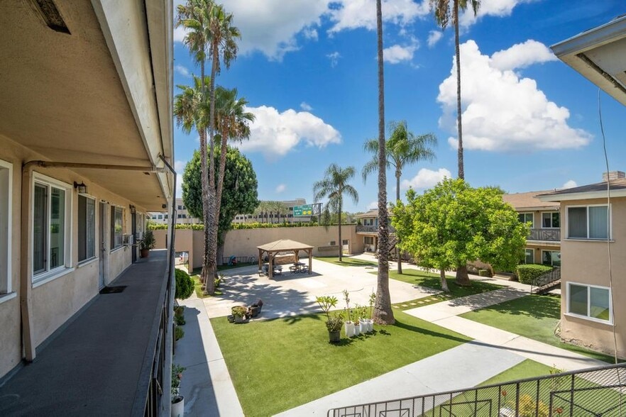 1127 E Garvey Ave N, West Covina, CA à vendre - Photo du bâtiment - Image 2 de 28