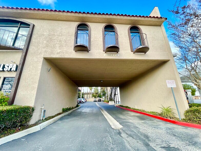 14151 Newport Ave, Tustin, CA à louer - Photo du bâtiment - Image 2 de 7