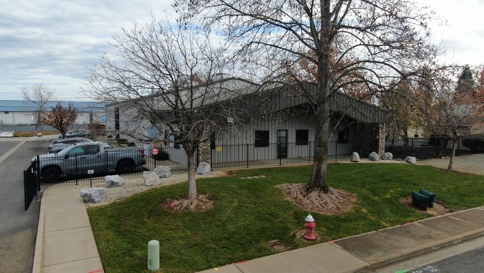 1651 Zachi Way, Redding, CA à vendre - Photo du bâtiment - Image 3 de 12