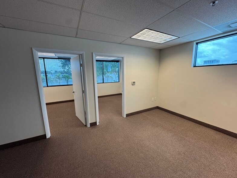 2870 Stirling Rd, Hollywood, FL for lease - Interior Photo - Image 2 of 40