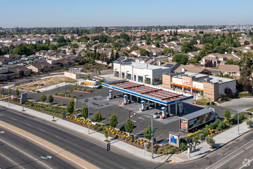 5655 N Figarden Dr, Fresno, CA à louer - Aérien - Image 2 de 3
