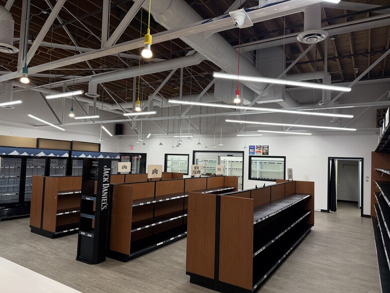 10930 119 St NW, Edmonton, AB for lease - Building Photo - Image 3 of 16