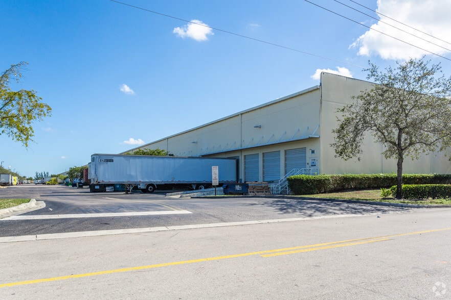 10811-11199 NW 122nd St, Medley, FL à louer - Photo du bâtiment - Image 3 de 13