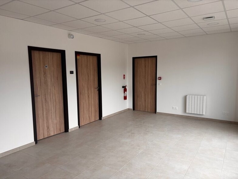 Flex in Collégien for lease - Interior Photo - Image 3 of 6