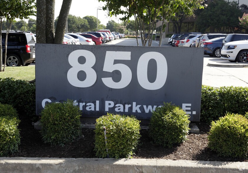 850 Central Pky E, Plano, TX à louer - Photo du bâtiment - Image 3 de 8