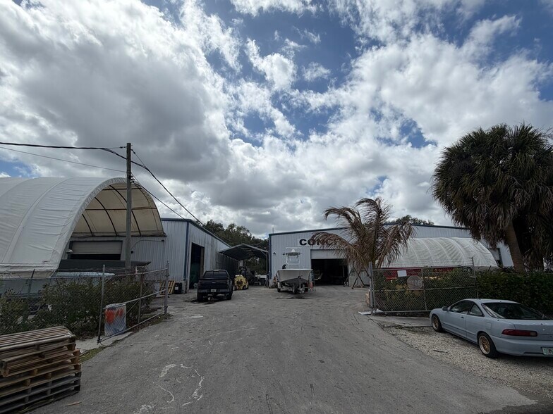 4550 SE Hampton Ct, Stuart, FL à vendre - Photo du bâtiment - Image 2 de 6