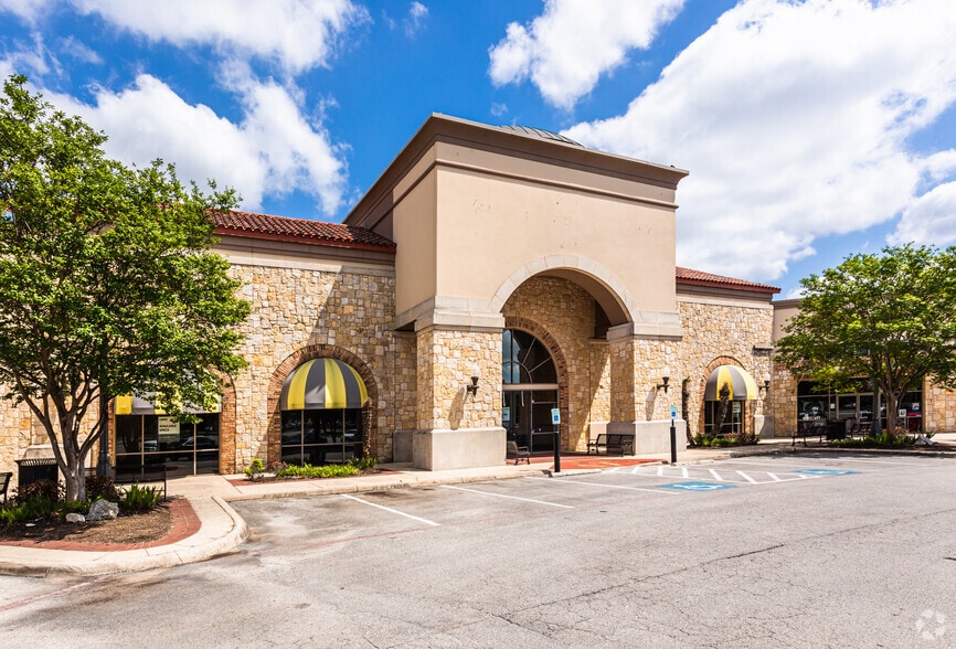 18255 Blanco Rd, San Antonio, TX à louer - Photo du bâtiment - Image 2 de 31