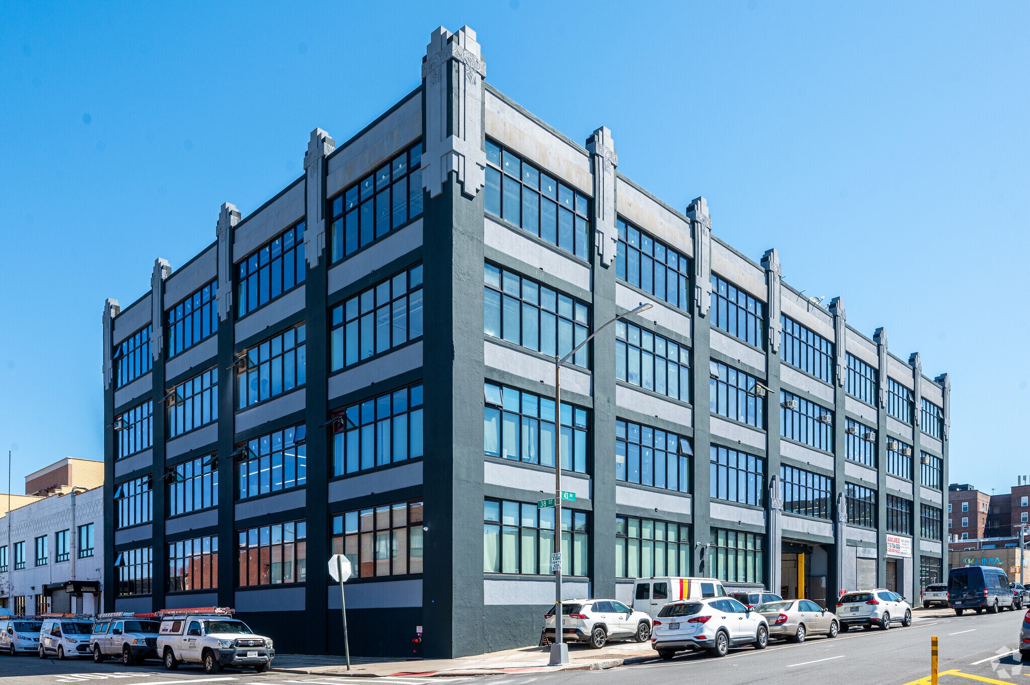 38-09 43rd Ave, Long Island City, NY à louer Photo principale- Image 1 de 7