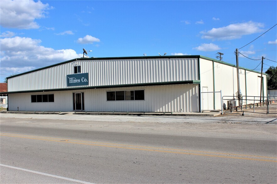201 Houston St, George West, TX à louer - Photo du bâtiment - Image 1 de 36