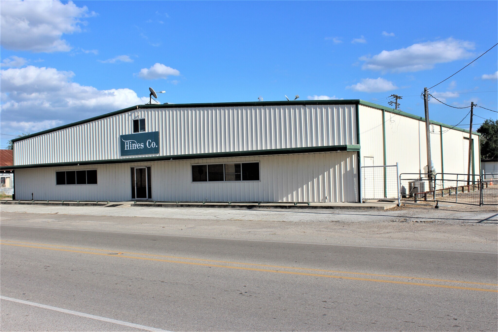 201 Houston St, George West, TX à louer Photo du bâtiment- Image 1 de 37