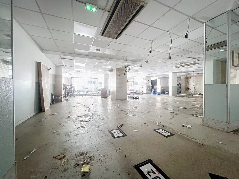 Retail in Paris for lease - Building Photo - Image 1 of 35