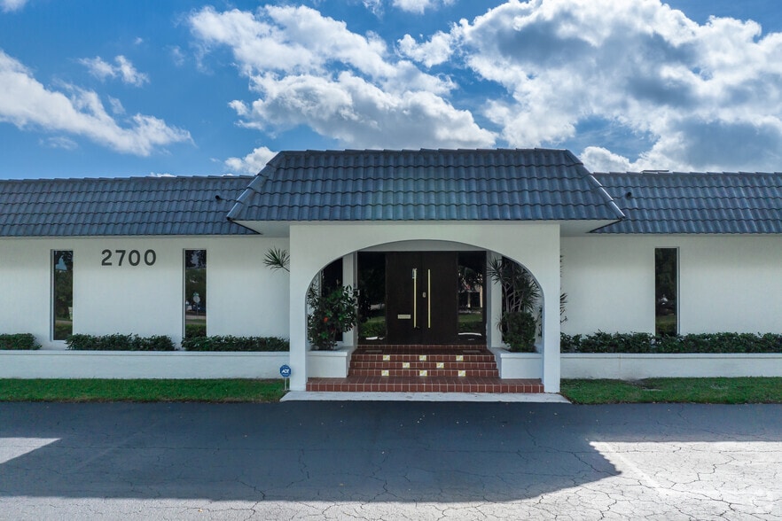 2700 Gateway Dr, Pompano Beach, FL à louer - Photo du bâtiment - Image 2 de 7