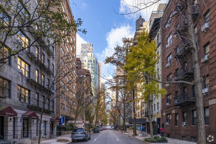 333-335 E 49th St, New York, NY à louer - Photo du bâtiment - Image 3 de 5