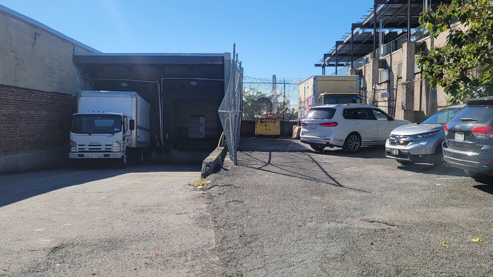 11505 15th Ave, College Point, NY à vendre - Photo du bâtiment - Image 3 de 10