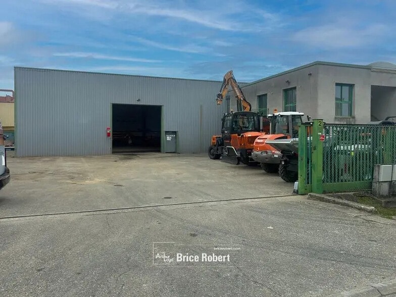 Office in Saint-Bonnet-de-Mure for lease - Building Photo - Image 1 of 7