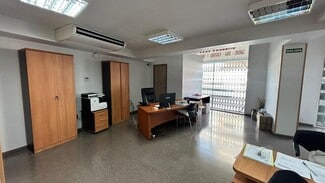 Plus de détails pour Multi-résidentiel à vendre