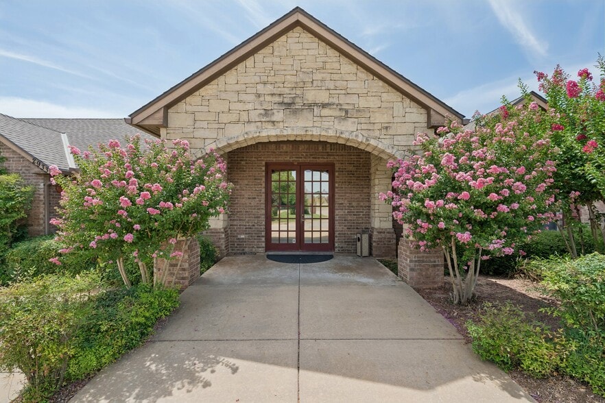 2933 S Bryant Ave, Edmond, OK for sale - Building Photo - Image 2 of 40