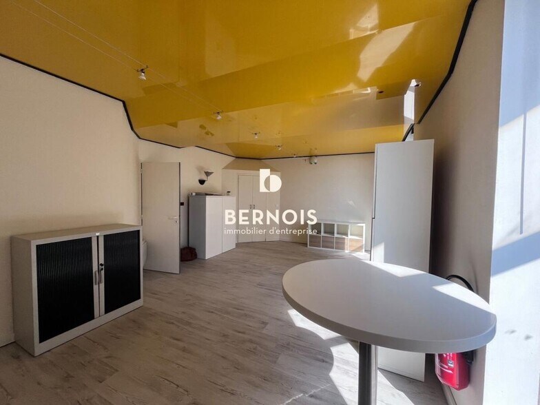 Office in Toulon for lease - Interior Photo - Image 2 of 8