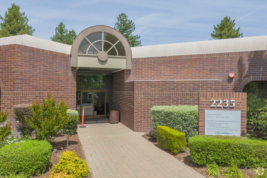 2255 Challenger Way, Santa Rosa, CA à louer - Photo du bâtiment - Image 3 de 12