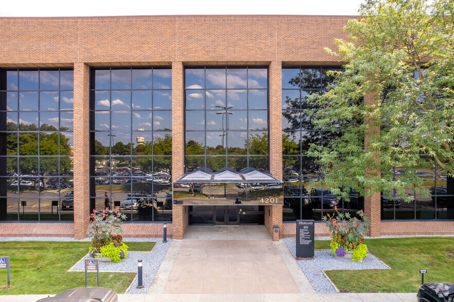 4201 Westown Pky, West Des Moines, IA for lease - Building Photo - Image 3 of 7