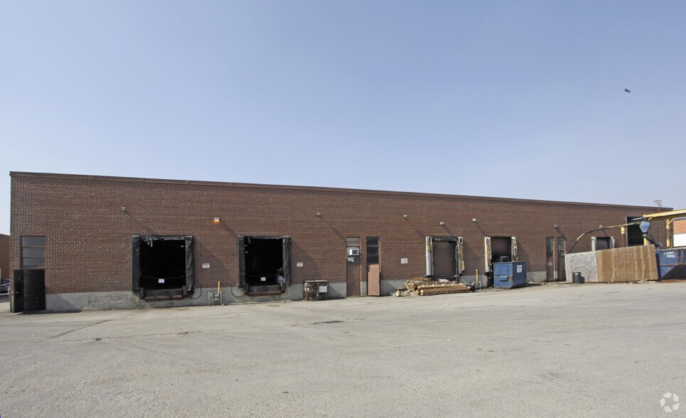 2420 Anson Dr, Mississauga, ON à louer - Photo du bâtiment - Image 2 de 3