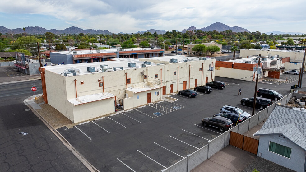 2425 E Thomas Rd, Phoenix, AZ à louer - Photo du bâtiment - Image 3 de 14
