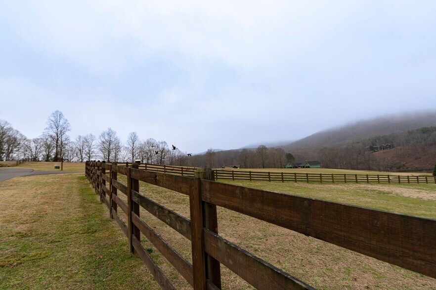201 Mountainside Pky, Ellijay, GA à vendre - Photo du bâtiment - Image 2 de 5