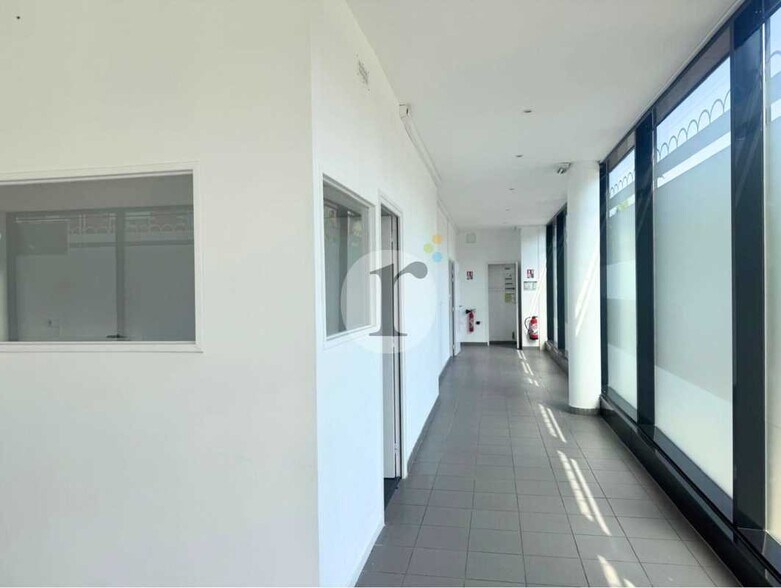 Retail in Lille for lease - Interior Photo - Image 2 of 4