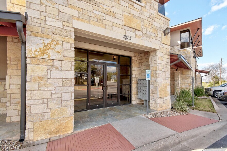 2802 Flintrock Trce, Austin, TX à louer - Photo du bâtiment - Image 2 de 41