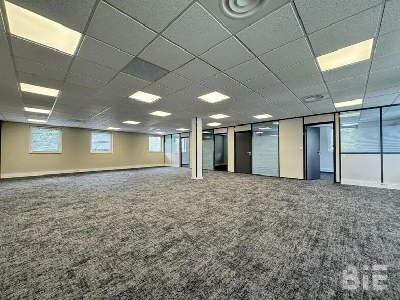 Office in Mérignac for lease - Interior Photo - Image 1 of 6