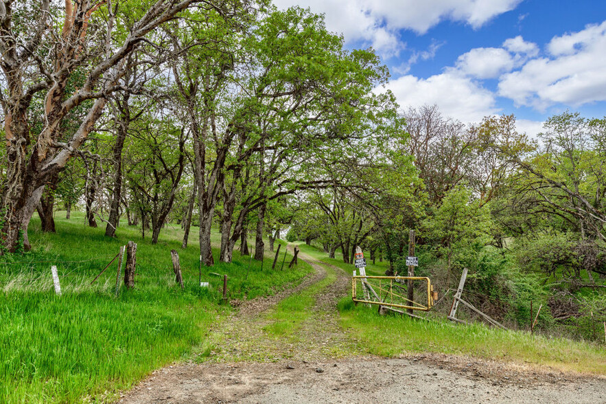 8785 Blackwell Rd, Central Point, OR for sale - Building Photo - Image 2 of 43