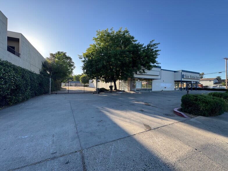 1004 Mchenry Ave, Modesto, CA à louer - Photo du bâtiment - Image 2 de 18