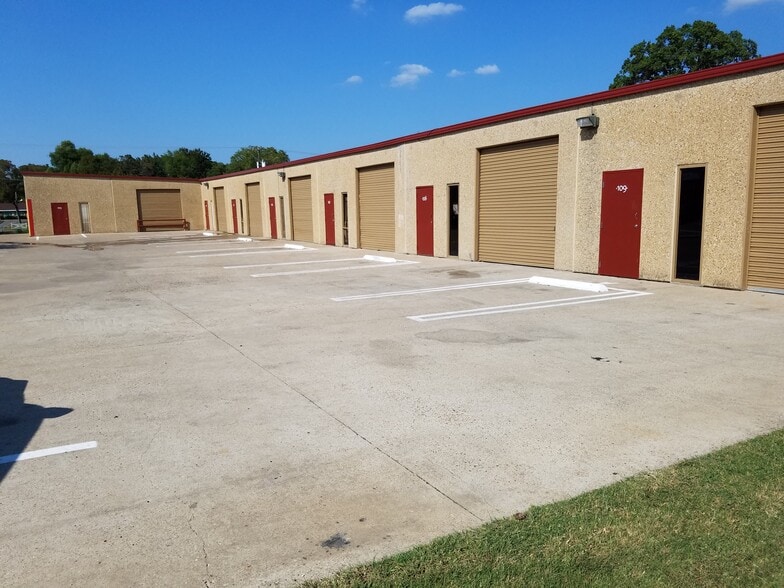 3880 Ledbetter Dr W, Dallas, TX for lease - Building Photo - Image 2 of 11