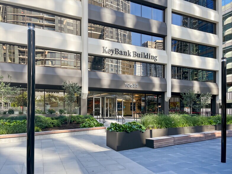 10655 NE 4th St, Bellevue, WA à louer - Photo du bâtiment - Image 3 de 19