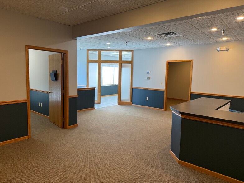 2045 Grand Ave, West Des Moines, IA à louer - Photo du bâtiment - Image 2 de 10