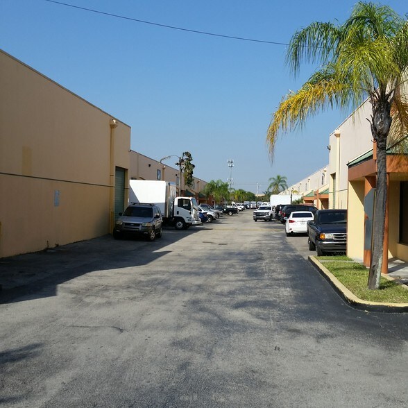 7760 W 20th Ave, Hialeah, FL à louer - Photo du bâtiment - Image 3 de 13