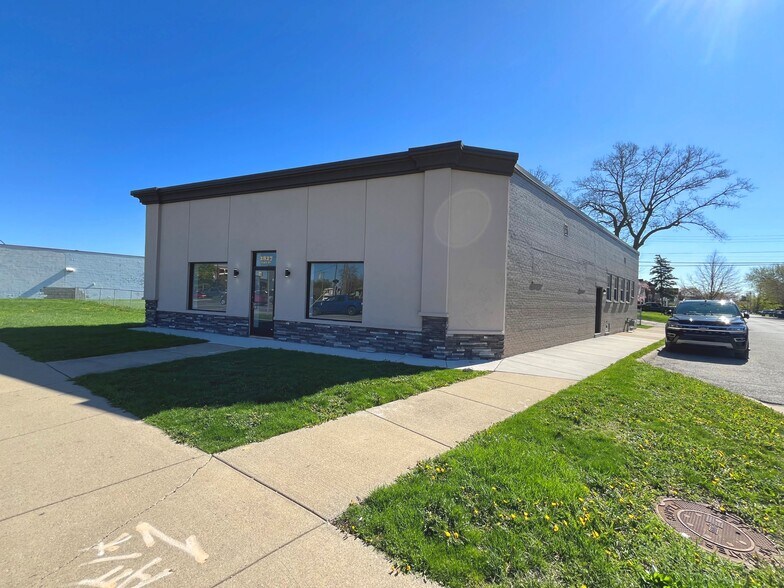 2827 Fort St, Lincoln Park, MI à vendre - Photo du bâtiment - Image 2 de 14