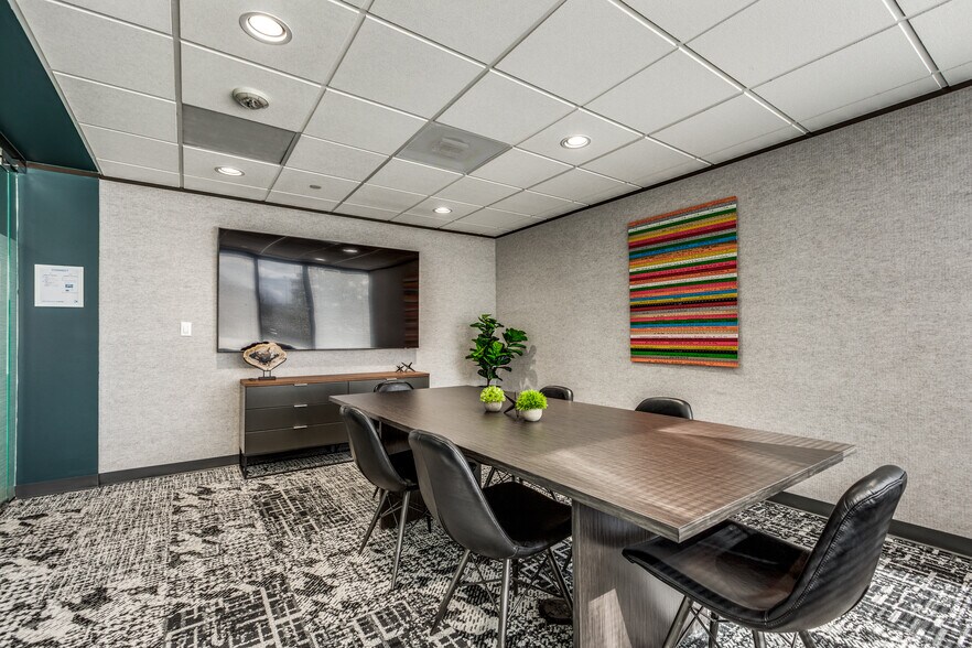 7324 Southwest Fwy, Houston, TX à louer - Photo intérieure - Image 3 de 8