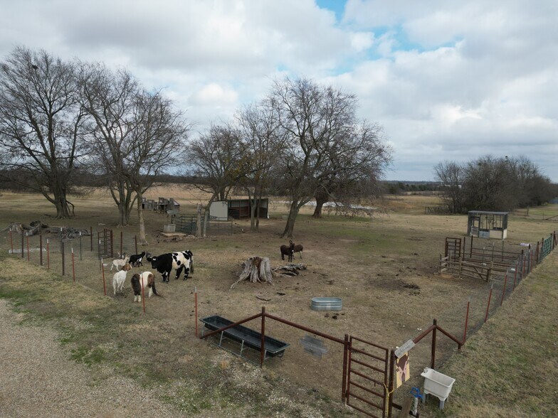 2655 E 2078 Rd, Hugo, OK à vendre - Photo du bâtiment - Image 2 de 24