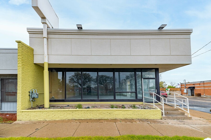 13630 W Eight Mile Rd, Oak Park, MI à louer - Photo du bâtiment - Image 3 de 26